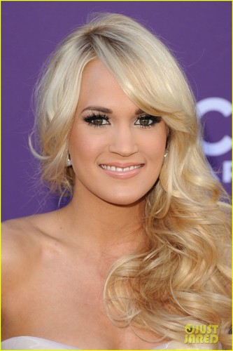  Carrie Underwood - ACM Awards 2012 Red Carpet