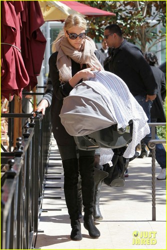  Charlize Theron: Bouchon 小酒馆 With Baby Jackson