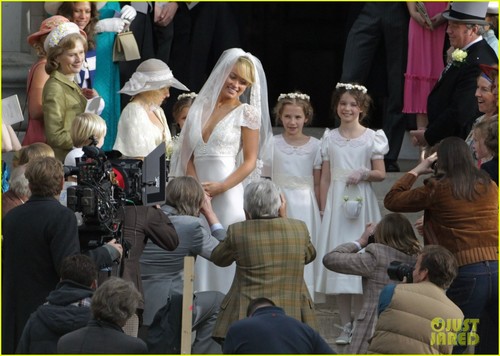  Chris Hemsworth & Olivia Wilde Get Married for 'Rush'
