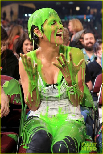  Halle Berry: Slime Victim at Kids' Choice Awards 2012