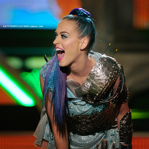 Katy performing at the 2012 Kids Choice Awards
