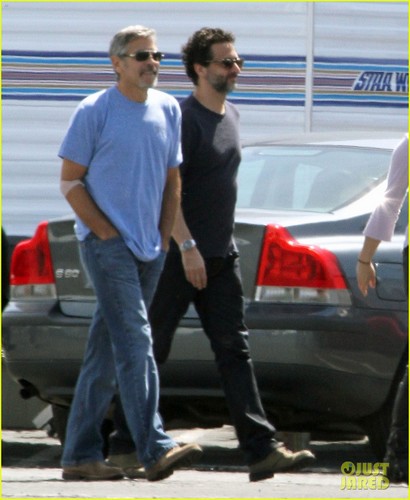  George Clooney: Scruffy Beard On Set