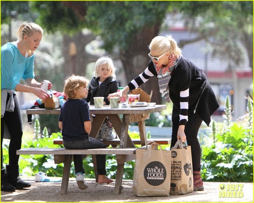  Gwen Stefani: Picnic at the Park with Kingston & Zuma