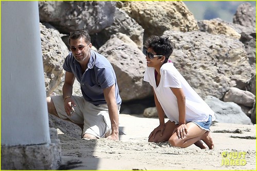  Halle Berry & Olivier Martinez: Malibu de praia, praia Time with Nahla