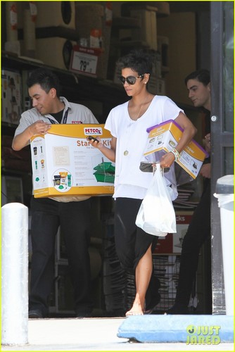  Halle Berry: Pet Shopping For Nahla?