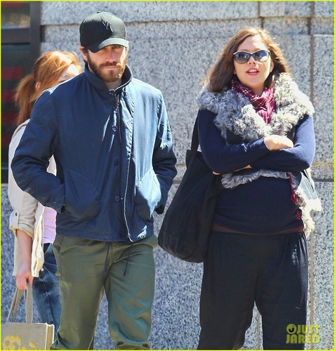  Jake Gyllenhaal: Sibling Stroll With Sister Maggie