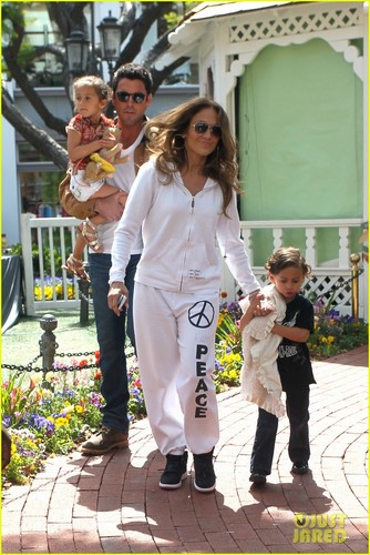 Jennifer Lopez: Easter Bunny with the Twins