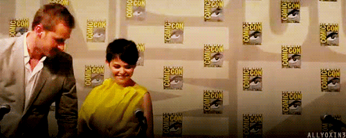 Josh waits for Ginnifer to arrive before sitting down, San Diego Comic Con 2011