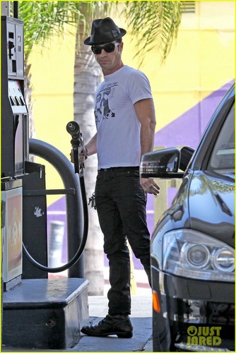 Justin Theroux Fills Up the Tank