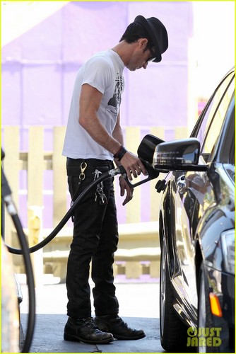  Justin Theroux Fills Up the Tank