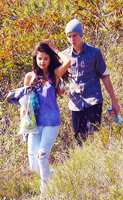  Justin and Selena eating subway on a 爬坡道, 小山 ☺
