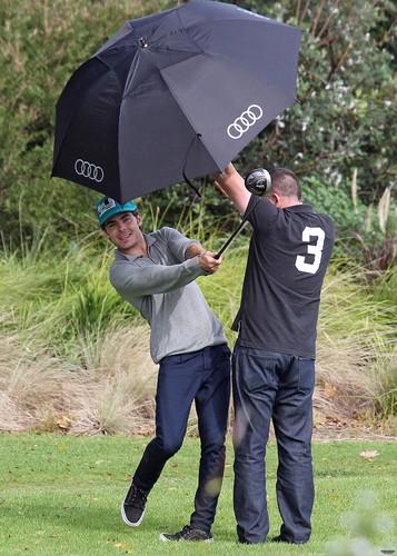  Playing Golf In Sydney (HQ)