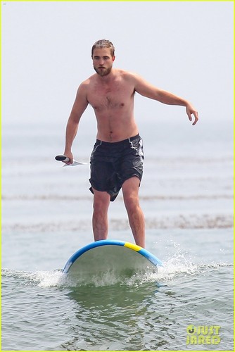  Robert Pattinson: Shirtless Paddleboarding
