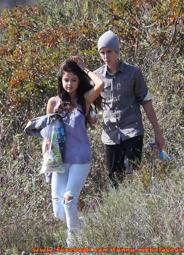  Selena Gomez and Justin BieberRomantic Picnic-Los Angeles,CA