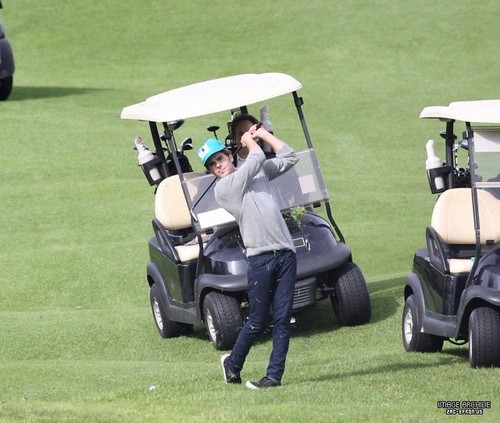  Zac Efron - Playing Golf In Sydney 2012