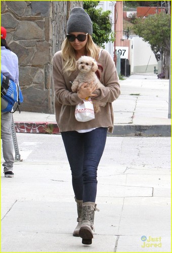  Ashley Tisdale: In-N-Out with Maui!