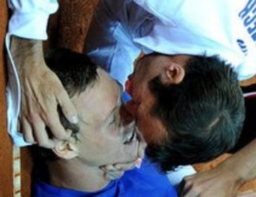 Berdych and Stepanek : artificial respiration or kiss :-) ?