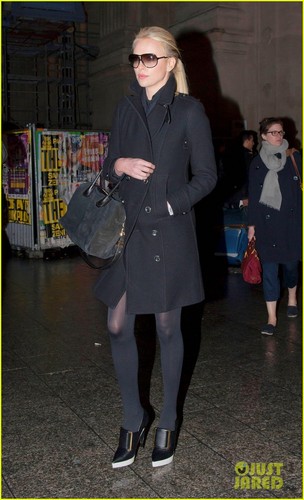  Charlize Theron Puts Her Best Boot आगे