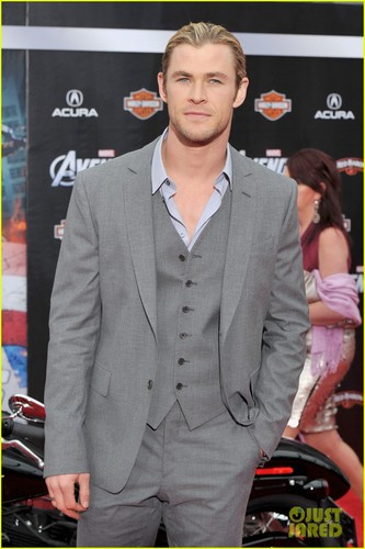  Chris Hemsworth Premieres 'The Avengers'