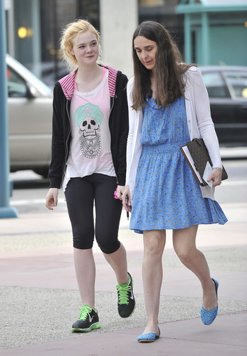  Elle leaving dance class in Studio City (12 April 2012)