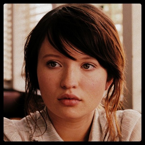  Emily Browning sunting