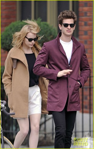  Emma Stone & Andrew गारफील्ड Stroll In the City