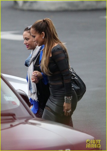  Jennifer Lopez: 'American Idol' Set with Leah Remini!