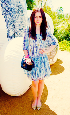  Lily Collins at the Mulberry Pool Party at the Coachella 음악 Festival