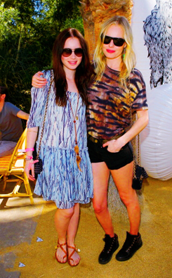  Lily Collins at the Mulberry Pool Party at the Coachella 음악 Festival