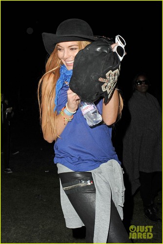  Lindsay Lohan: Coachella with Mystery Man!