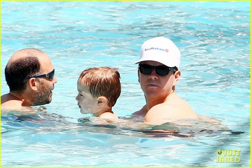  Mark Wahlberg: Shirtless at the Pool