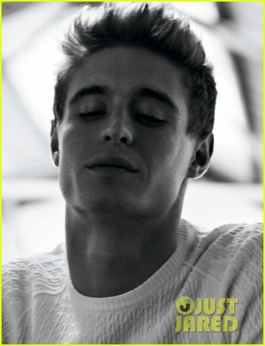 Max Irons: 'Lâ€™Official Hommes Italia' Spread!