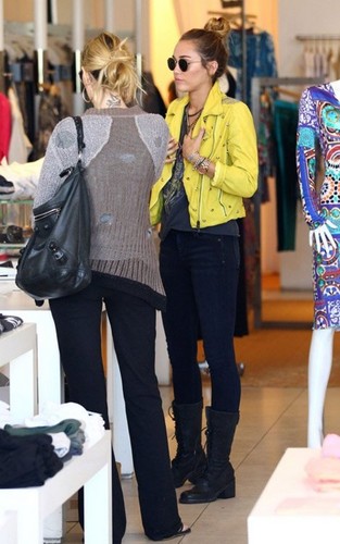 Miley - Shopping with Tish in Calabasas [10th April]