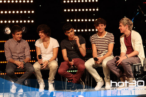  One Direction Co-Host 'Hot 30 Countdown' radio mostra 11.4.2012