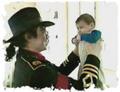 Our Sweet King with an Adorable Baby ♥ (rare) - michael-jackson photo