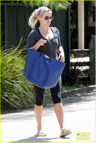 Reese Witherspoon: Baby Bump At the Gym