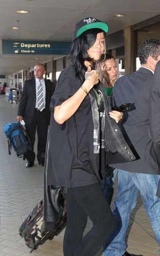  Rihanna making her way to her flight out of Sydney