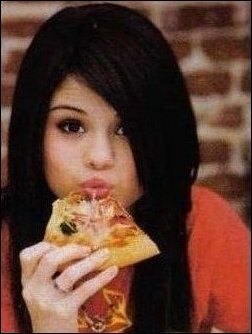  Selena eatinh pizza <3