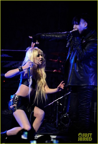  Taylor Momsen & Marilyn Manson: 'Revolver Golden Gods' Performance!