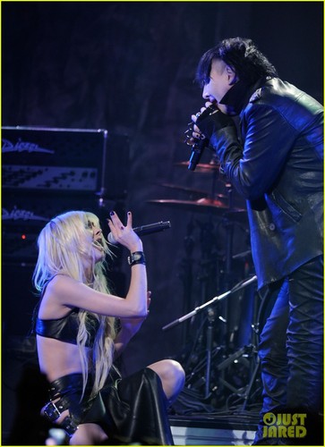  Taylor Momsen & Marilyn Manson: 'Revolver Golden Gods' Performance!