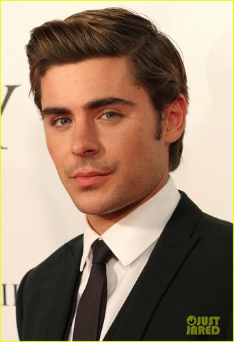  Zac Efron: 'Lucky One' Adelaide Premiere with Taylor Schilling!
