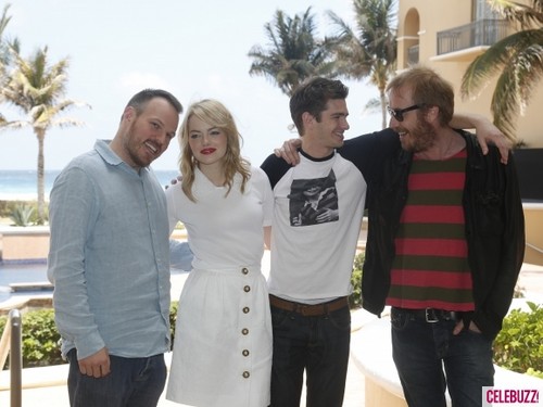  Andrew 加菲猫 & Emma Stone Get Cozy ‘Amazing Spider-Man’ 照片 Call in Mexico