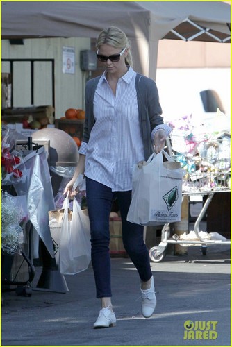  Charlize Theron: Grocery Shopping at Bristol Farms!