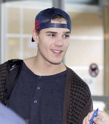  Chris Zylka Catching A Flight At Vancouver Airport