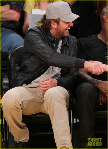  Gerard Butler: Lakers Courtside Tickets!