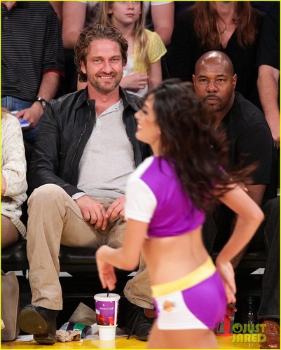  Gerard Butler: Lakers Courtside Tickets!