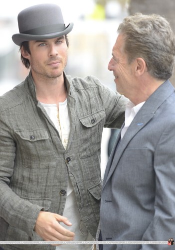  HQ Pics - Ian Somerhalder hanging out with फ्रेंड्स at Venice समुद्र तट - April, 22