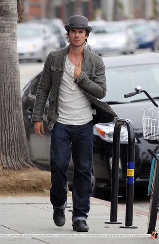 HQ Pics - Ian Somerhalder hanging out with friends at Venice Beach - April, 22