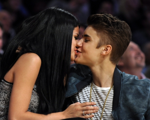 Justin Bieber Selena Gomez Kissing at Lakers Game