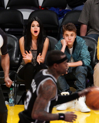  Justin Bieber & Selena Gomez Ciuman at Lakers Game